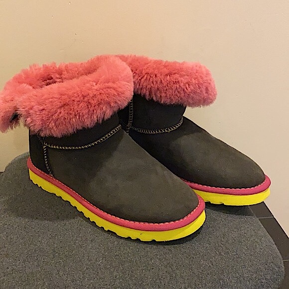UGG CLASSIC CRYSTAL BUTTON ANKLE UGG BOOT ⭐️⭐️⭐️⭐️ - Picture 2 of 9